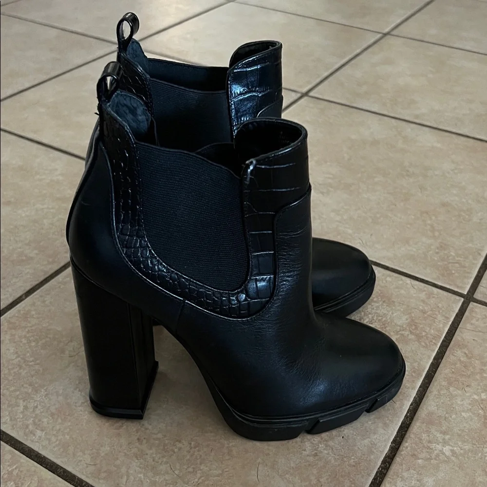 Like New! GB Gianni Bini Black Heeled Ankle Boots - Picture 5 of 9